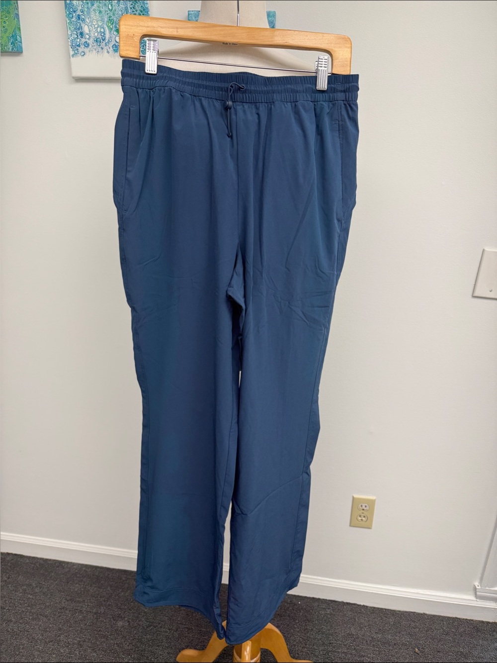Neiwai Active women pants  size 4 NWT